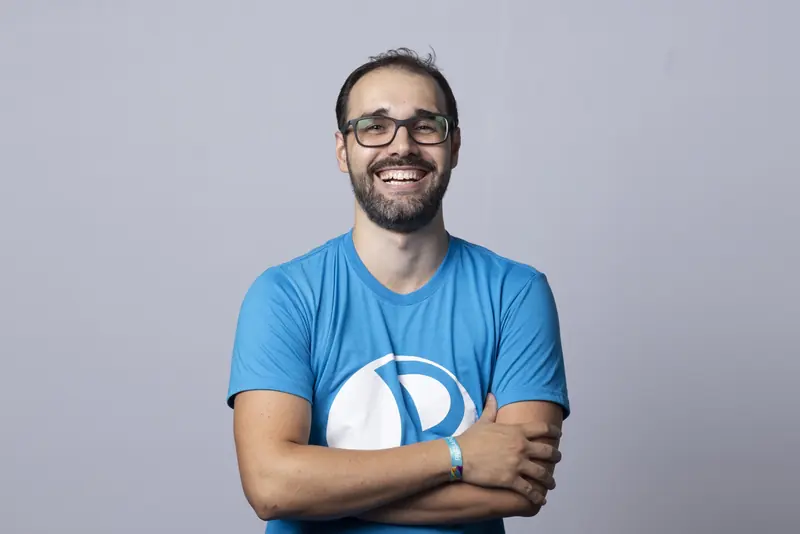 Lucas Sabadini sorrindo, de camiseta azul