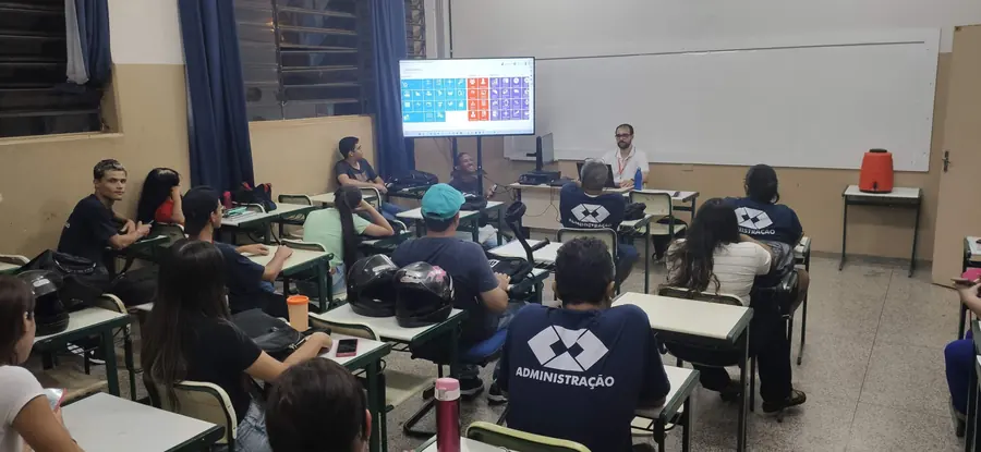 Lucas com alunos na Etec Jales