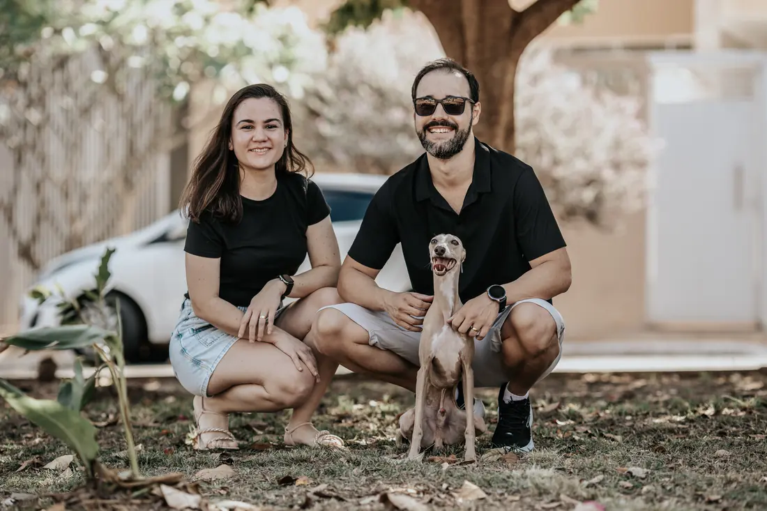 Lucas, Thaís e o cachorro Lion