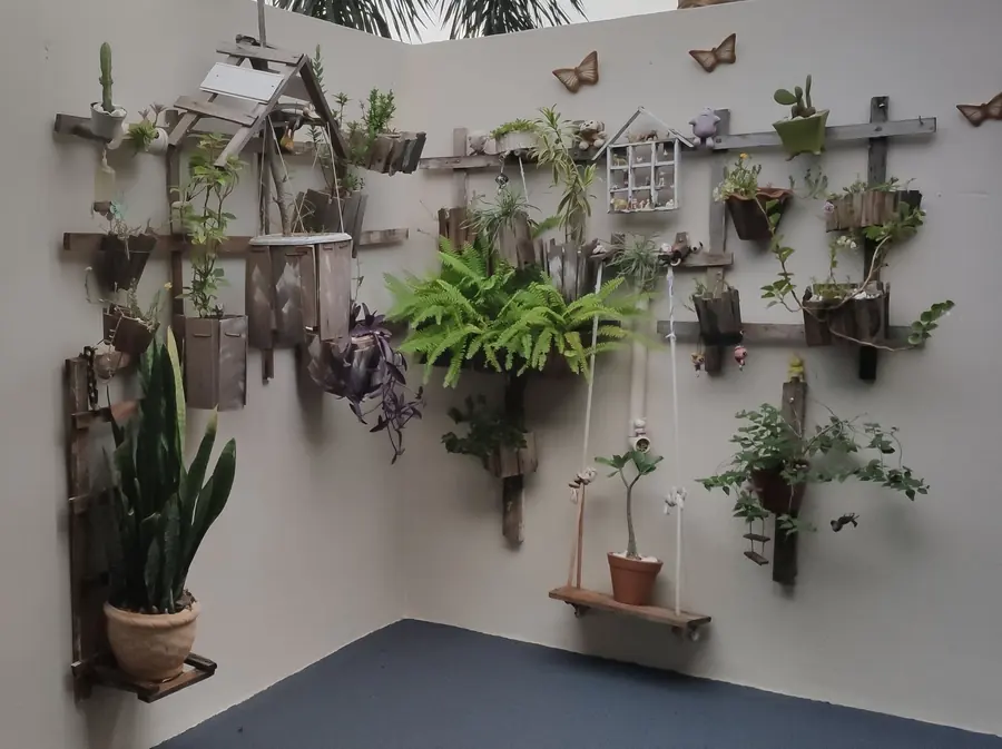 Detalhe do jardim suspenso com vasos