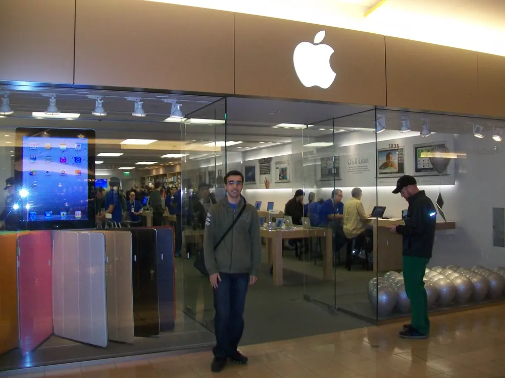 Lucas em frente à Apple Store de Portland
