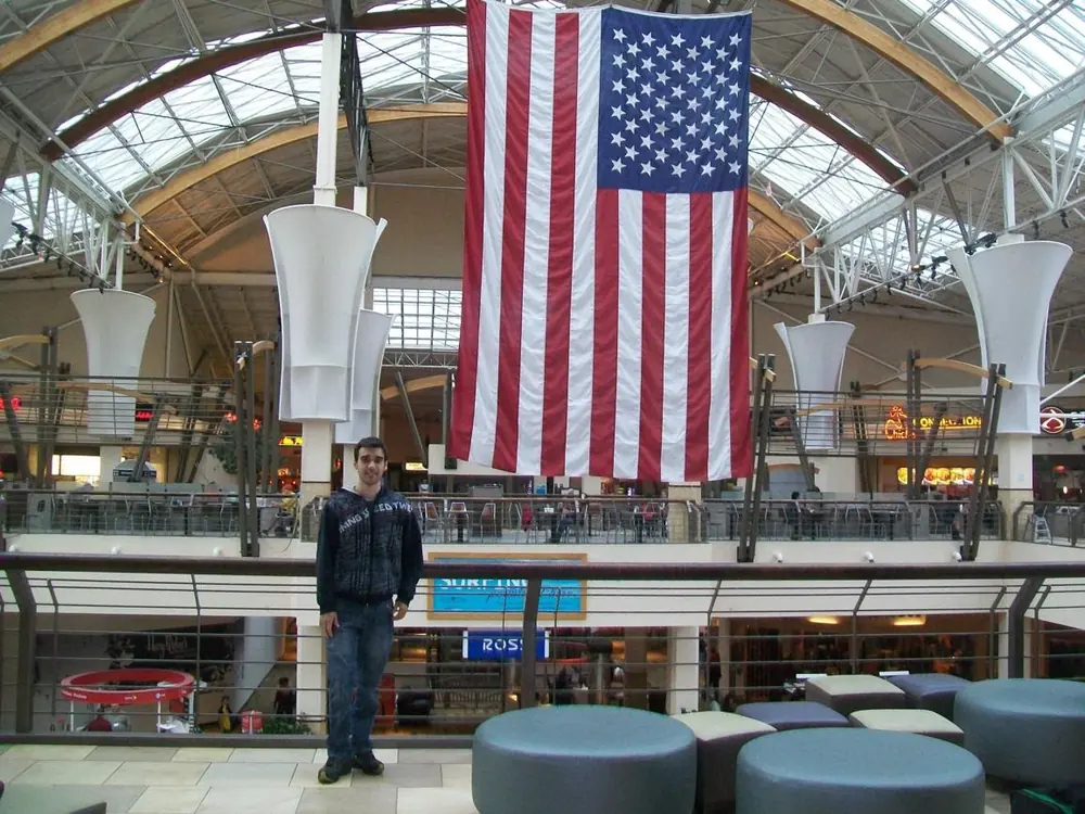 Lucas sob a bandeira dos Estados Unidos